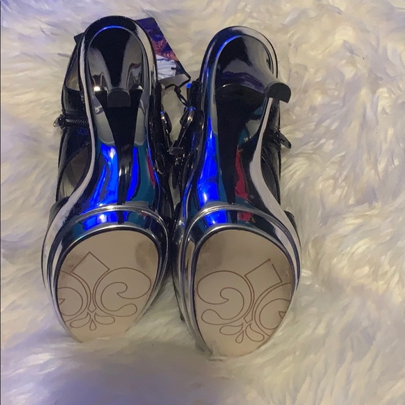 Black Pumps - Picture 4 of 5